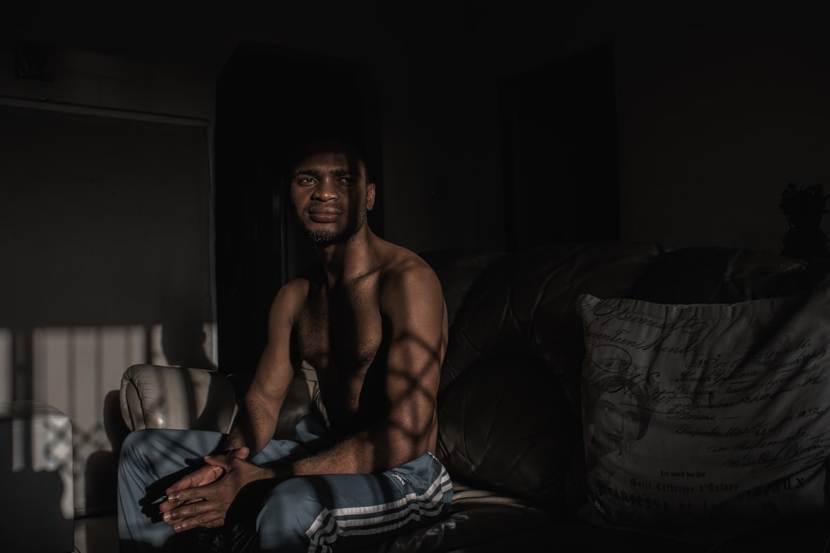 Hombre durmiendo profundamente con descanso reparador